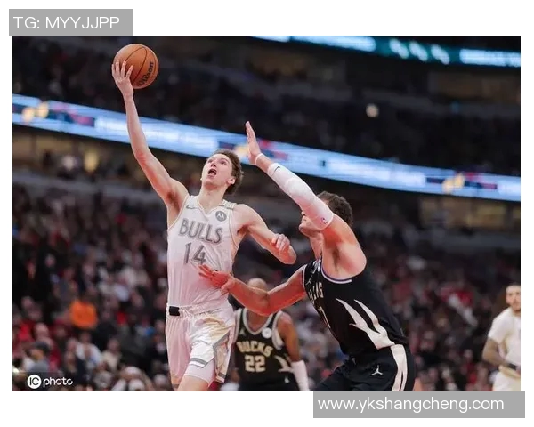 三分准绝杀!吉迪甩传底角武切维奇 后者稳稳命中全场首次领先! 三分准绝杀!吉迪甩传底角武切维奇 后者稳稳命中全场首次领先!